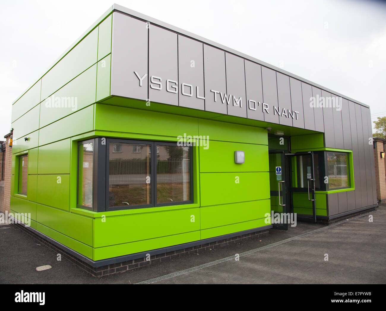 Ysgol Twm o'r nant à Denbigh. L'école primaire nouveau bâtiment d'accueil prises à l'ouverture officielle Banque D'Images