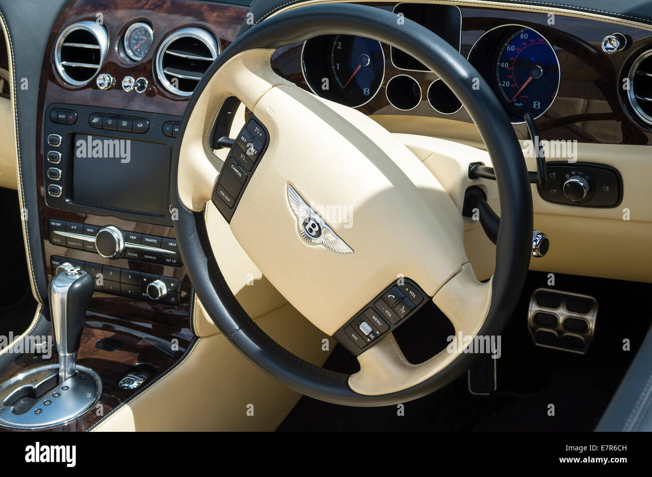 Bentley car steering wheel Banque de photographies et d'images à haute  résolution - Alamy