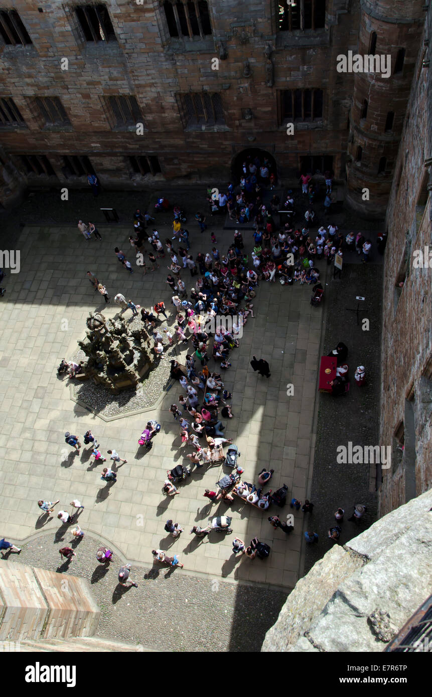 Foule de gens l'écoute d'un discours historique au Palais de Linlithgow, le lieu de naissance de Marie, Reine des Écossais, en Écosse. Banque D'Images