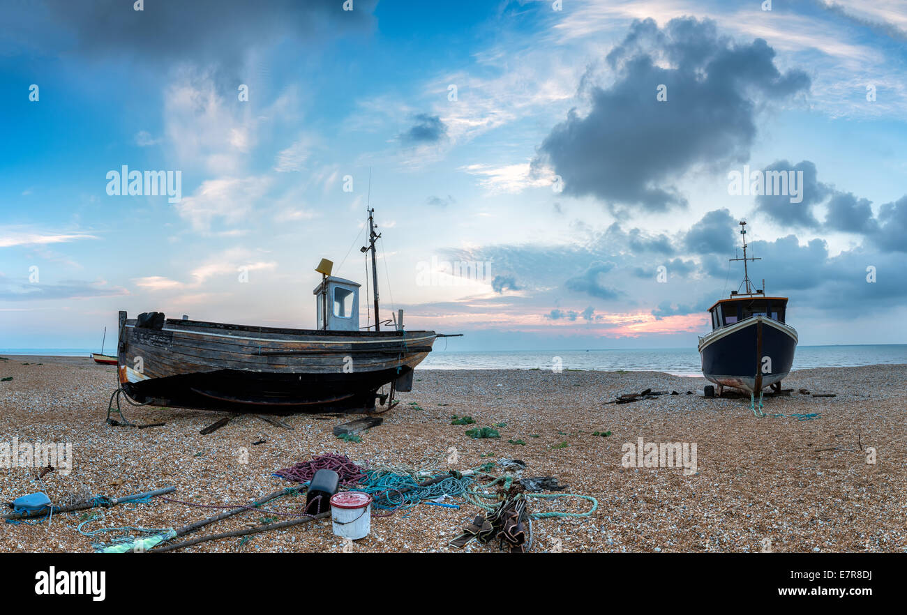 Bateaux de pêche sur une plage de Kent au lever du soleil Banque D'Images