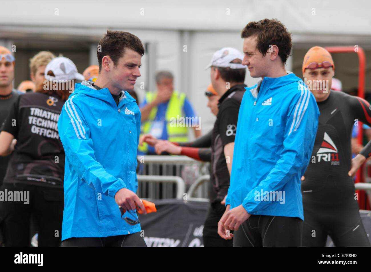 Jonny Brownlee(L) et Alistair Brownlee (R) au cours de la 2014 Triathlon de l'UIT tenue à Londres. Banque D'Images
