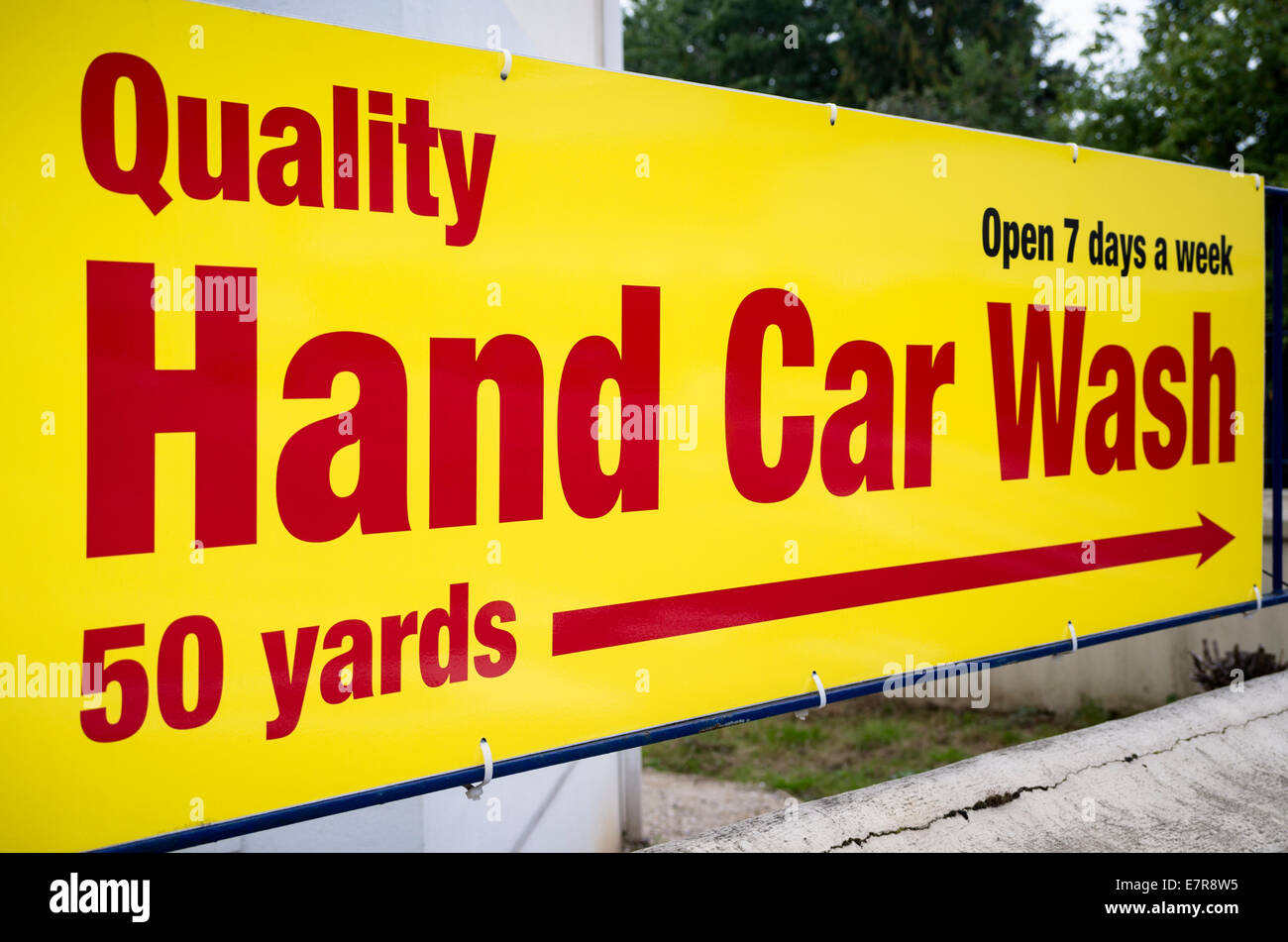 Panneau indiquant la qualité d'un service de lavage de voiture à la main au Royaume-Uni Banque D'Images