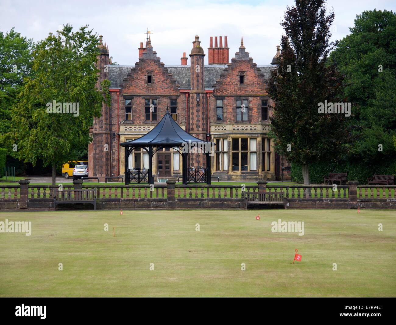 Walton Hall chambre à Walton jardins avec le Bowling Green en premier plan Banque D'Images