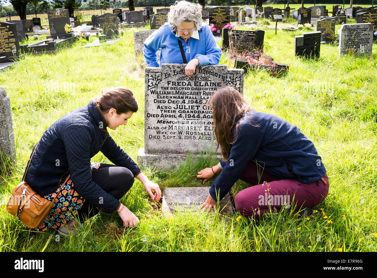 Jeune génération l'apprentissage de l'histoire familiale dans un cimetière Banque D'Images