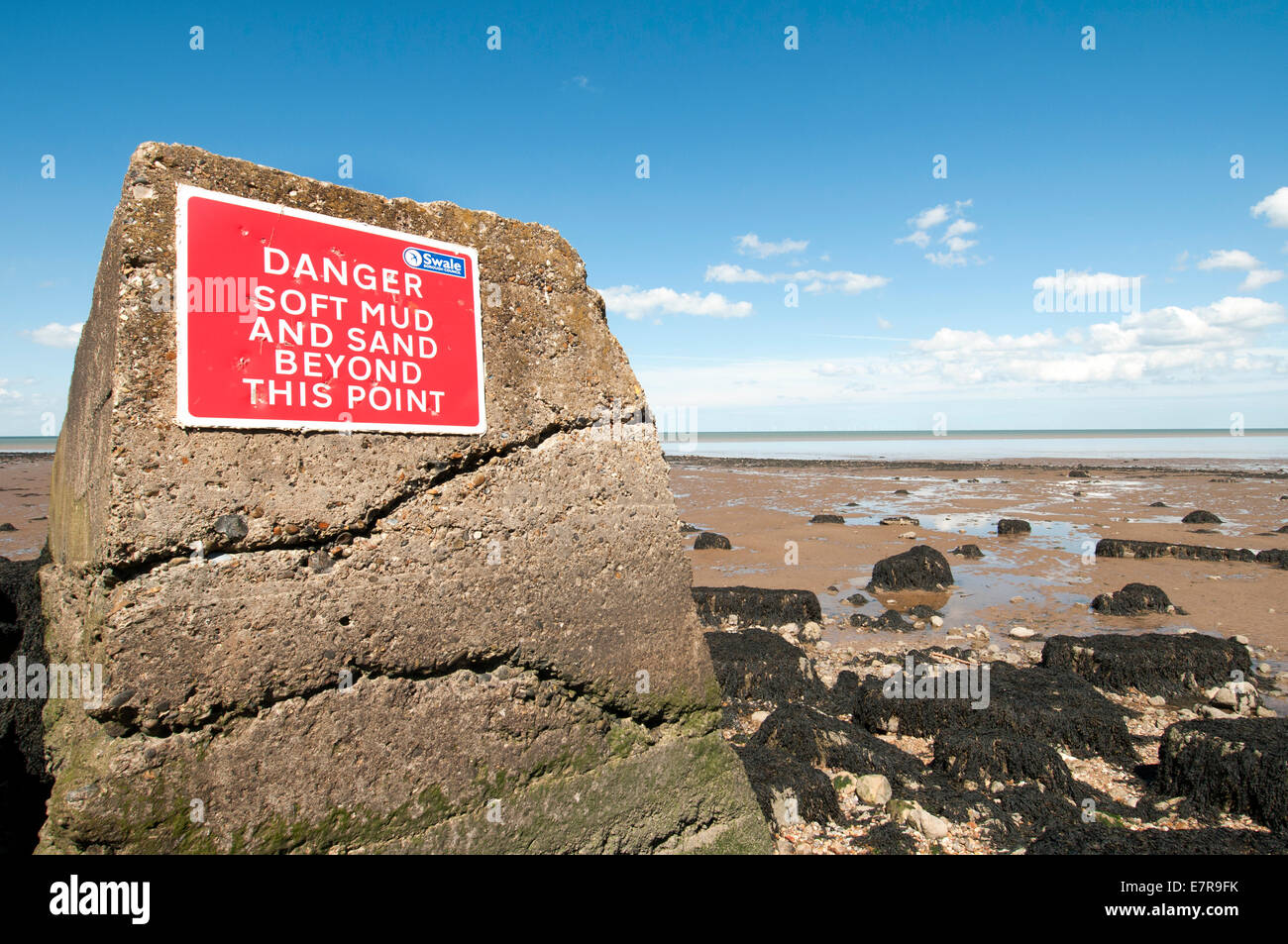 Danger de boue et de sable au-delà de ce point signe sur un rocher Banque D'Images
