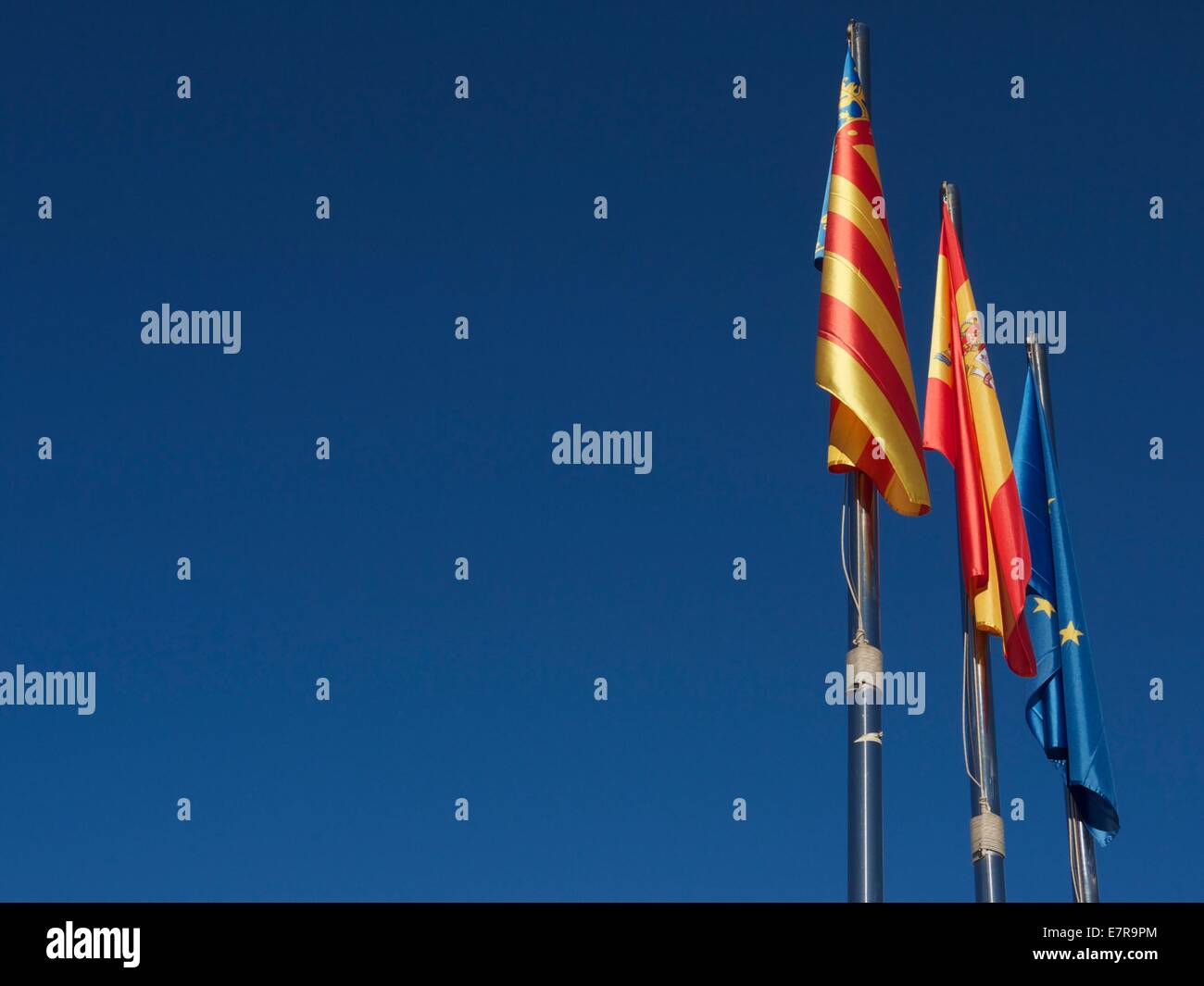 Drapeaux différents contre un ciel bleu Banque D'Images