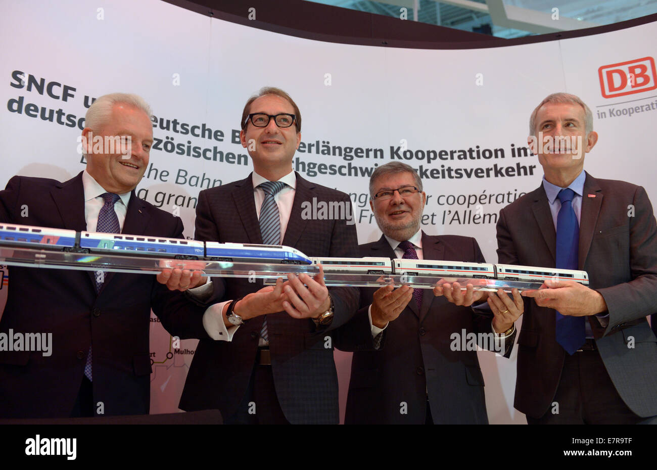 Berlin, Allemagne. Sep 23, 2014. Le président de la Compagnie des chemins de fer allemande Deutsche Bahn AG (DB), Ruediger Grube (L-R), Ministre allemand des transports Alexander Dobrindt, Ministre français des transports Alain Vidalis et président de la Compagnie des chemins de fer français SNCF, Guillaume Pepy se tenir ensemble après un accord de principe sur la coopération entre la DB et la SNCF a été signé au Salon ferroviaire INNOTRANS à Berlin, Allemagne, 23 septembre 2014. Innotrans peut être visité par le public entre 216 et 23 septembre 2014. Photo : RAINER JENSEN/DPA/Alamy Live News Banque D'Images