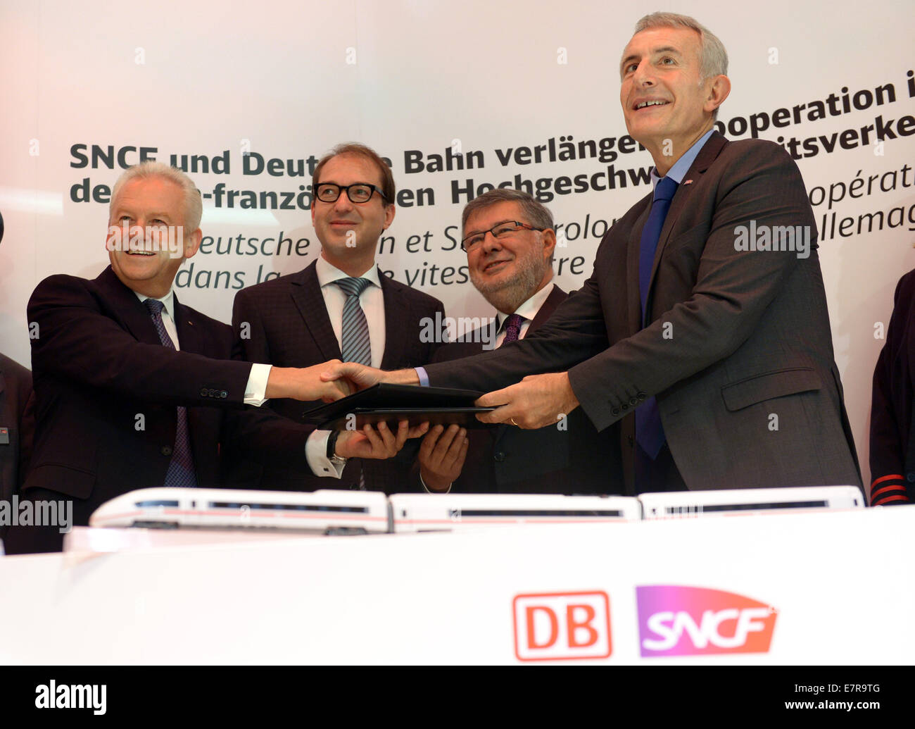 Berlin, Allemagne. Sep 23, 2014. Le président de la Compagnie des chemins de fer allemande Deutsche Bahn AG (DB), Ruediger Grube (L-R), Ministre allemand des transports Alexander Dobrindt, Ministre français des transports Alain Vidalis et président de la Compagnie des chemins de fer français SNCF, Guillaume Pepy se tenir ensemble après un accord de principe sur la coopération entre la DB et la SNCF a été signé au Salon ferroviaire INNOTRANS à Berlin, Allemagne, 23 septembre 2014. Innotrans peut être visité par le public entre 216 et 23 septembre 2014. Photo : RAINER JENSEN/DPA/Alamy Live News Banque D'Images