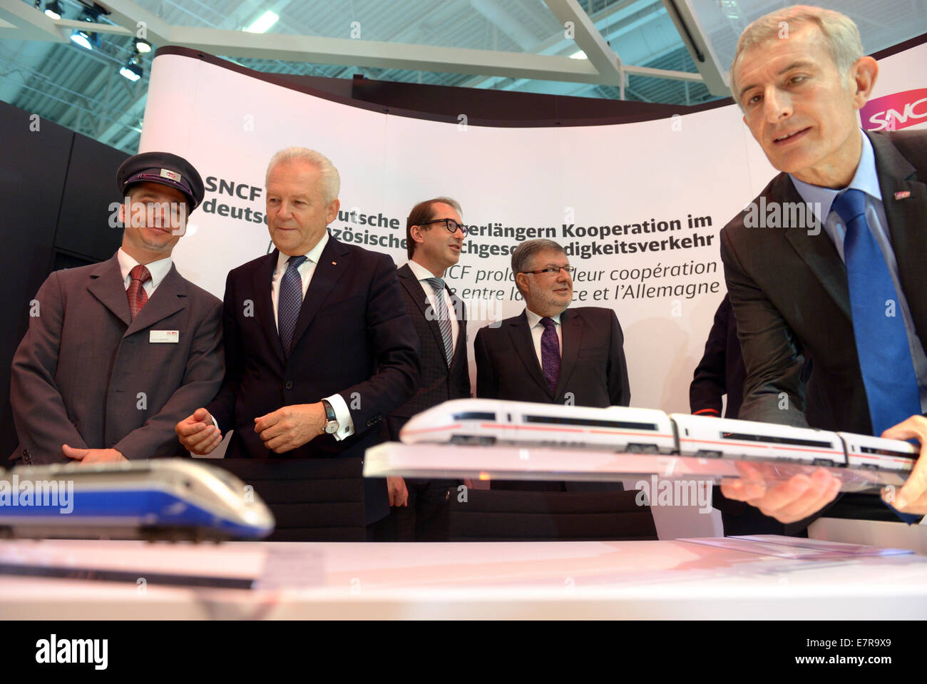 Berlin, Allemagne. Sep 23, 2014. Le président de la Compagnie des chemins de fer allemande Deutsche Bahn AG (DB), Ruediger Grube (2L-R), Ministre allemand des transports Alexander Dobrindt, Ministre français des transports Alain Vidalis et président de la Compagnie des chemins de fer français SNCF, Guillaume Pepy se tenir ensemble après un accord de principe sur la coopération entre la DB et la SNCF a été signé au Salon ferroviaire INNOTRANS à Berlin, Allemagne, 23 septembre 2014. Innotrans peut être visité par le public entre 216 et 23 septembre 2014. Photo : RAINER JENSEN/DPA/Alamy Live News Banque D'Images