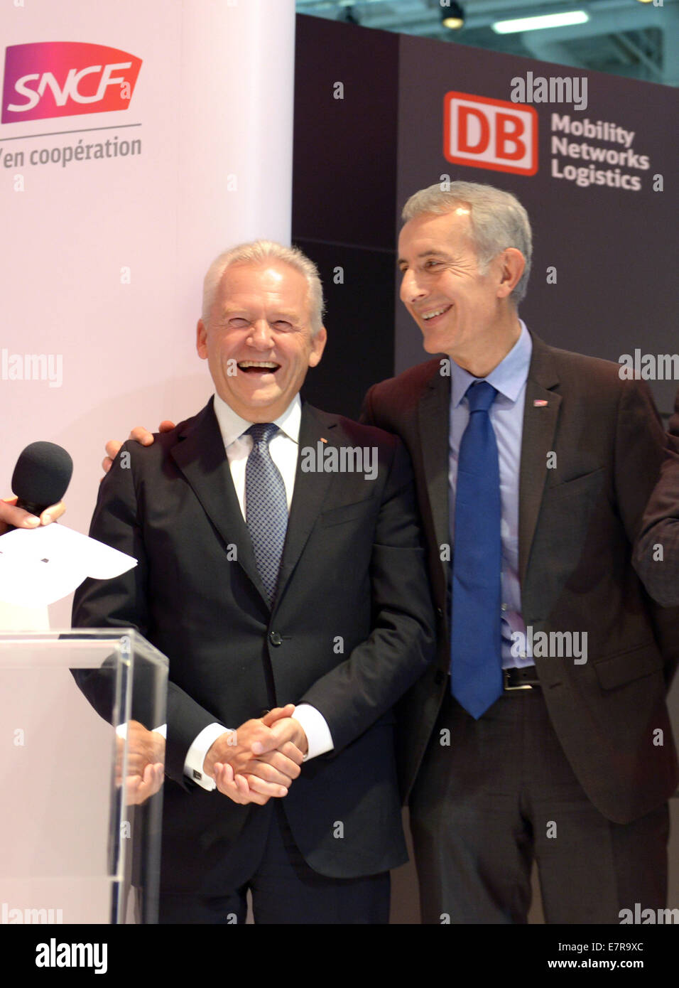Berlin, Allemagne. Sep 23, 2014. Le président de la Compagnie des chemins de fer allemande Deutsche Bahn AG (DB), Ruediger Grube (L) et président de la Compagnie des chemins de fer français SNCF, Guillaume Pepy parler après un accord de principe sur la coopération entre la DB et la SNCF a été signé au Salon ferroviaire INNOTRANS à Berlin, Allemagne, 23 septembre 2014. Innotrans peut être visité par le public entre 216 et 23 septembre 2014. Photo : RAINER JENSEN/DPA/Alamy Live News Banque D'Images
