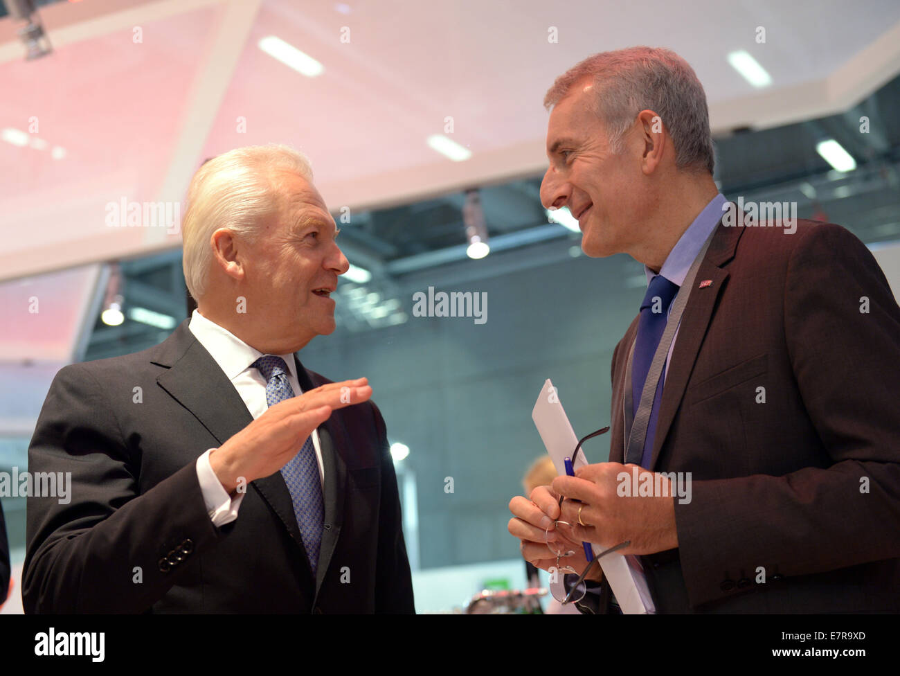 Berlin, Allemagne. Sep 23, 2014. Le président de la Compagnie des chemins de fer allemande Deutsche Bahn AG (DB), Ruediger Grube (L) et président de la Compagnie des chemins de fer français SNCF, Guillaume Pepy parler après un accord de principe sur la coopération entre la DB et la SNCF a été signé au Salon ferroviaire INNOTRANS à Berlin, Allemagne, 23 septembre 2014. Innotrans peut être visité par le public entre 216 et 23 septembre 2014. Photo : RAINER JENSEN/DPA/Alamy Live News Banque D'Images