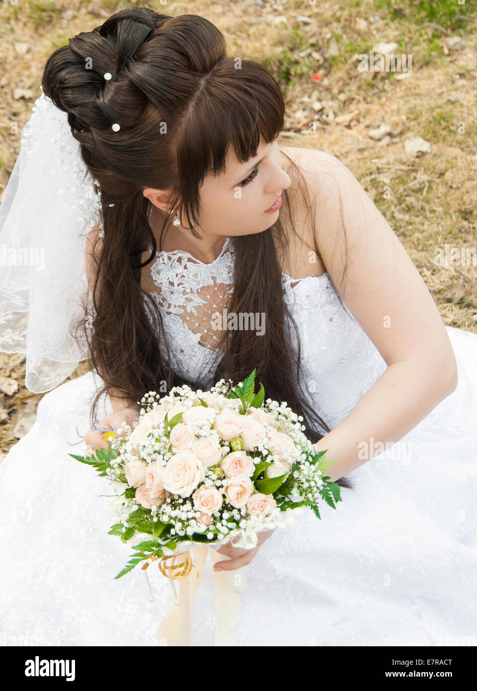 Mariée avec un bouquet de fleurs, dans une robe de mariage Banque D'Images