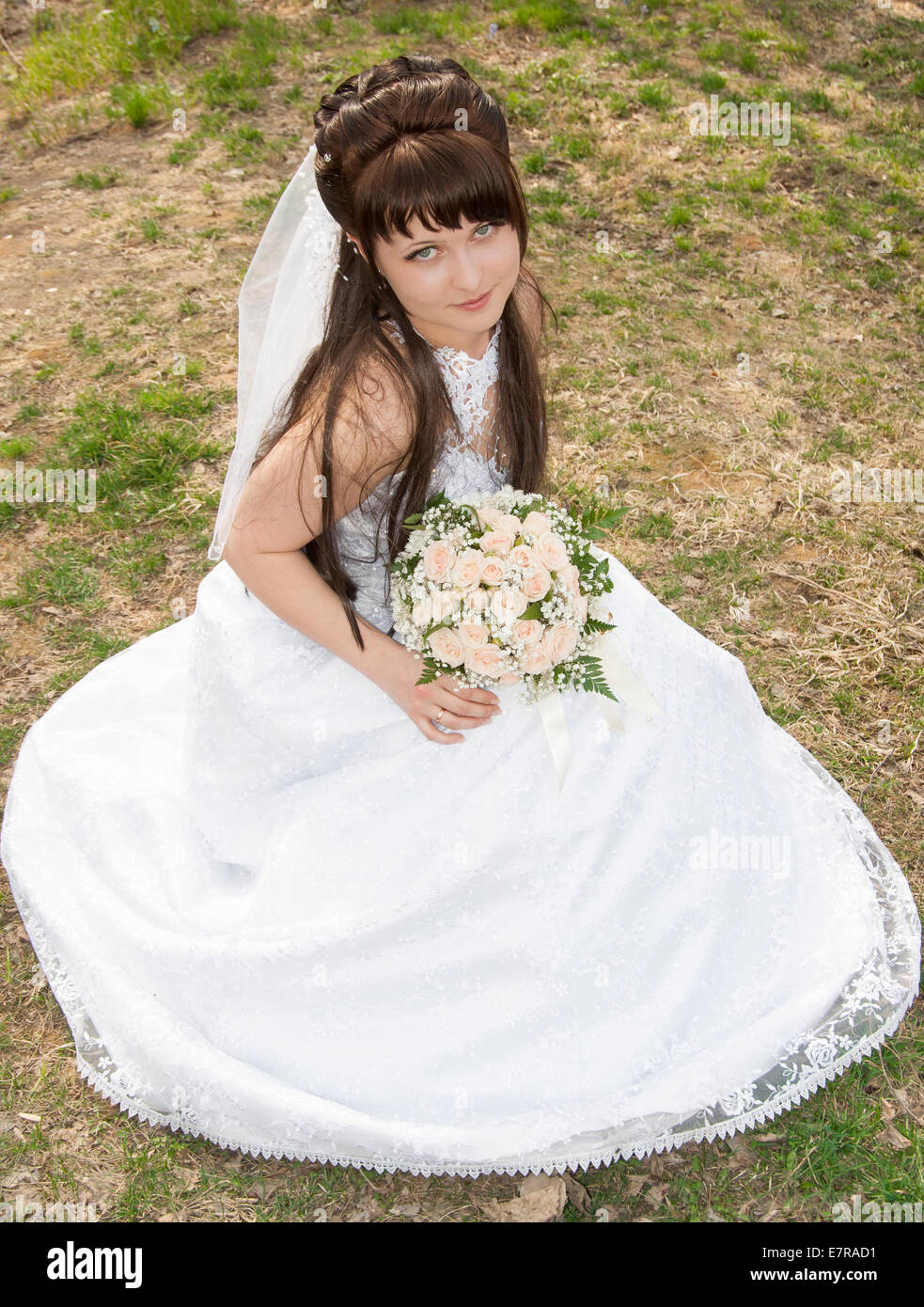 Portrait de l'épouse avec un bouquet de fleurs, dans une robe de mariage Banque D'Images