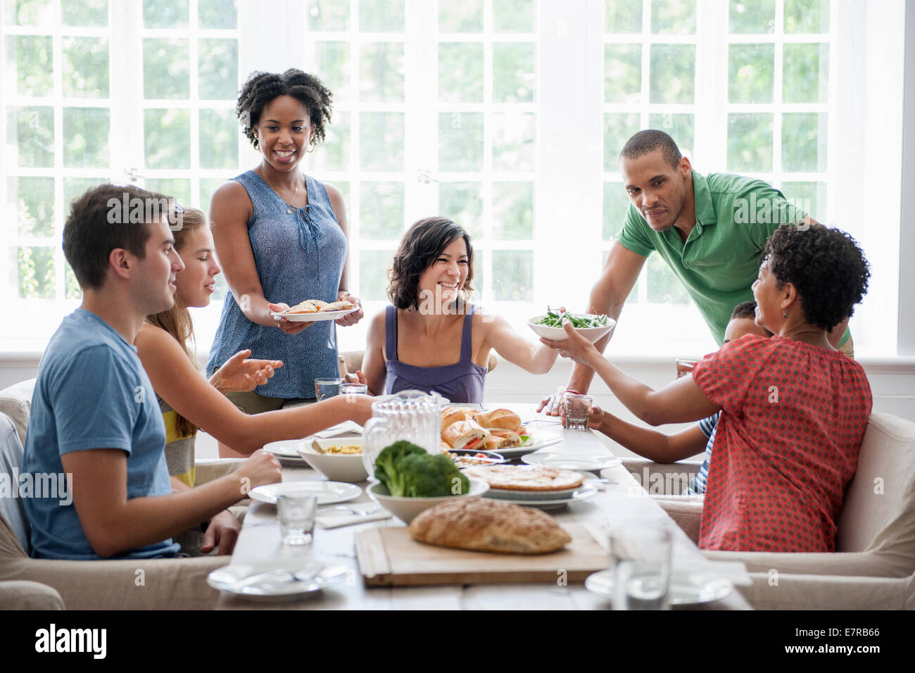 Une Reunion De Famille Pour Un Repas Les Adultes Et Les Enfants Autour D Une Table Photo Stock Alamy