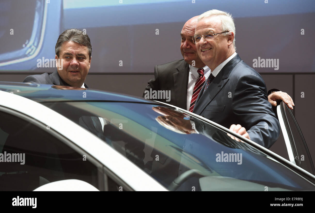 Wolfsburg, Allemagne. Sep 23, 2014. Le ministre allemand des affaires économiques et de l'énergie Sigmar Gabriel (L), PDG de Volkswagen AG, Martin Winterkorn (R), et président de l'entreprise de Volkswagen, Bernd Osterloh (C), regardez un Golf GTE à la plante-mère VW à Wolfsburg, Allemagne, 23 septembre 2014. Photo : HOLGER HOLLEMANN/DPA/Alamy Live News Banque D'Images