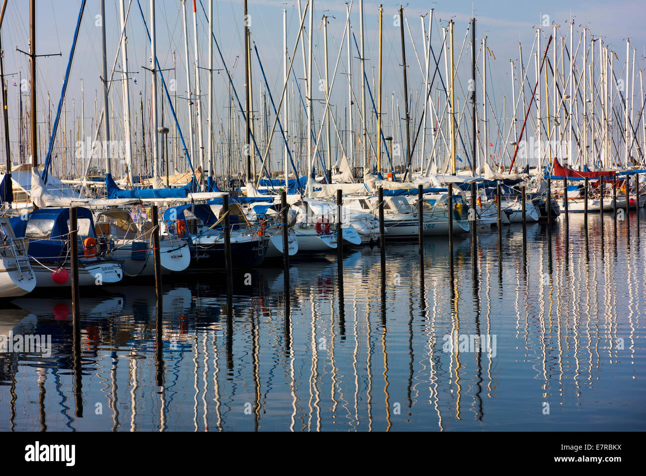 Yachts dans la marina de Heiligenhafen. Banque D'Images