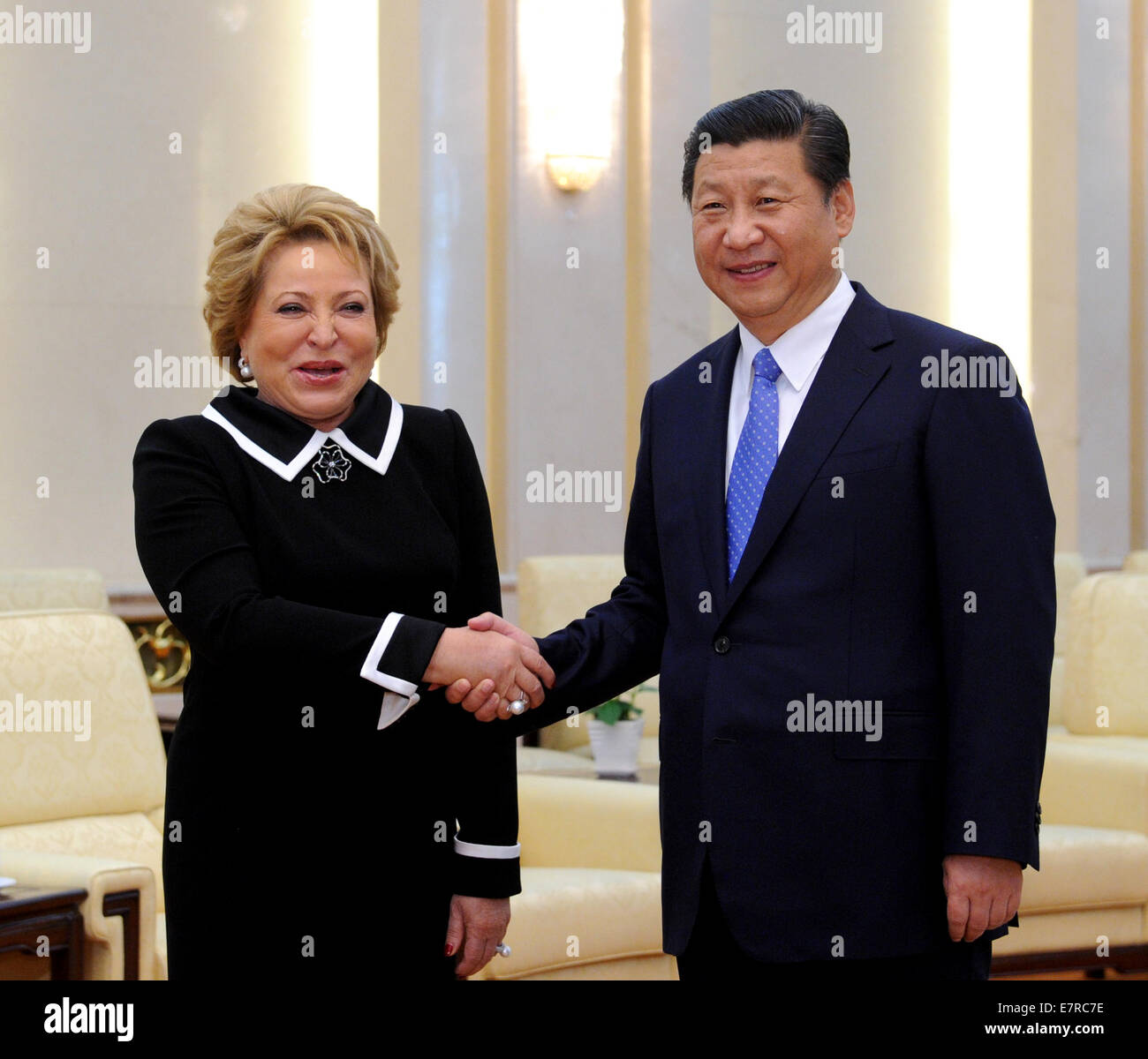 Beijing, Chine. Sep 23, 2014. Le président chinois Xi Jinping (R) rencontre avec Valentina Matviyenko, président de l'Assemblée fédérale de la Russie, à Beijing, capitale de la Chine, 23 septembre 2014. © Rao Aimin/Xinhua/Alamy Live News Banque D'Images