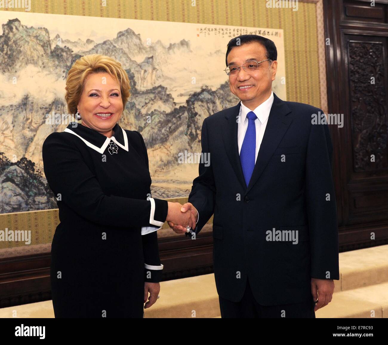 Beijing, Chine. Sep 23, 2014. Le Premier ministre chinois Li Keqiang (R), serre la main avec Valentina Matviyenko, président de l'Assemblée fédérale de la Russie, lors de leur rencontre à Beijing, capitale de la Chine, 23 septembre 2014. © Rao Aimin/Xinhua/Alamy Live News Banque D'Images