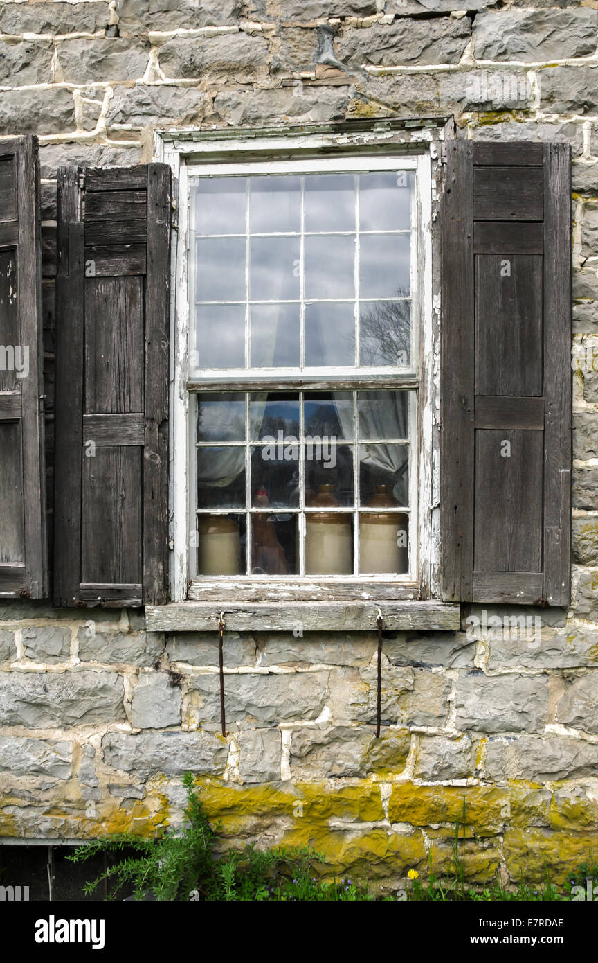 Maison ancienne en pierre avec de l'argile à la fenêtre. Banque D'Images