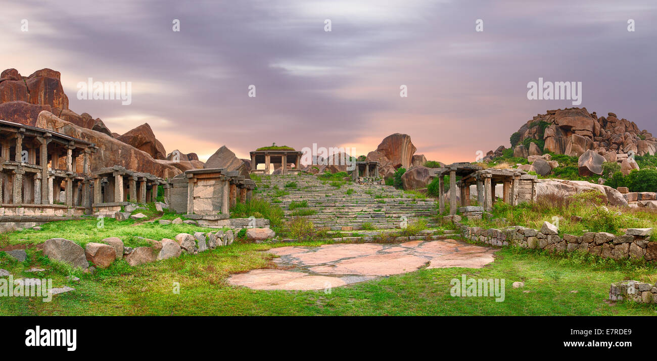 Ruines de la ville indienne ancienne vivid incroyable pendant le coucher du soleil Banque D'Images