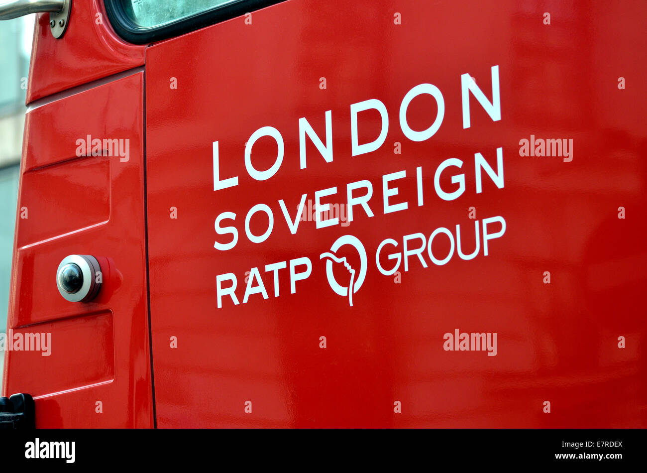 Londres, Angleterre, Royaume-Uni. London bus RATP souverain en vertu d'un contrat d'exploitation du groupe de London Transport Banque D'Images