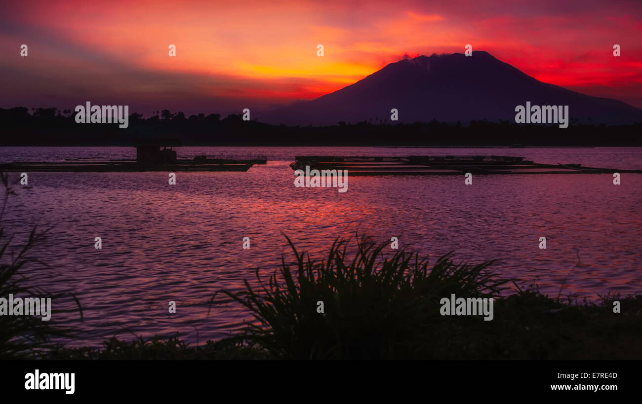 Lever du soleil campagne rivière, tourné dans une région éloignée, Philippines Banque D'Images