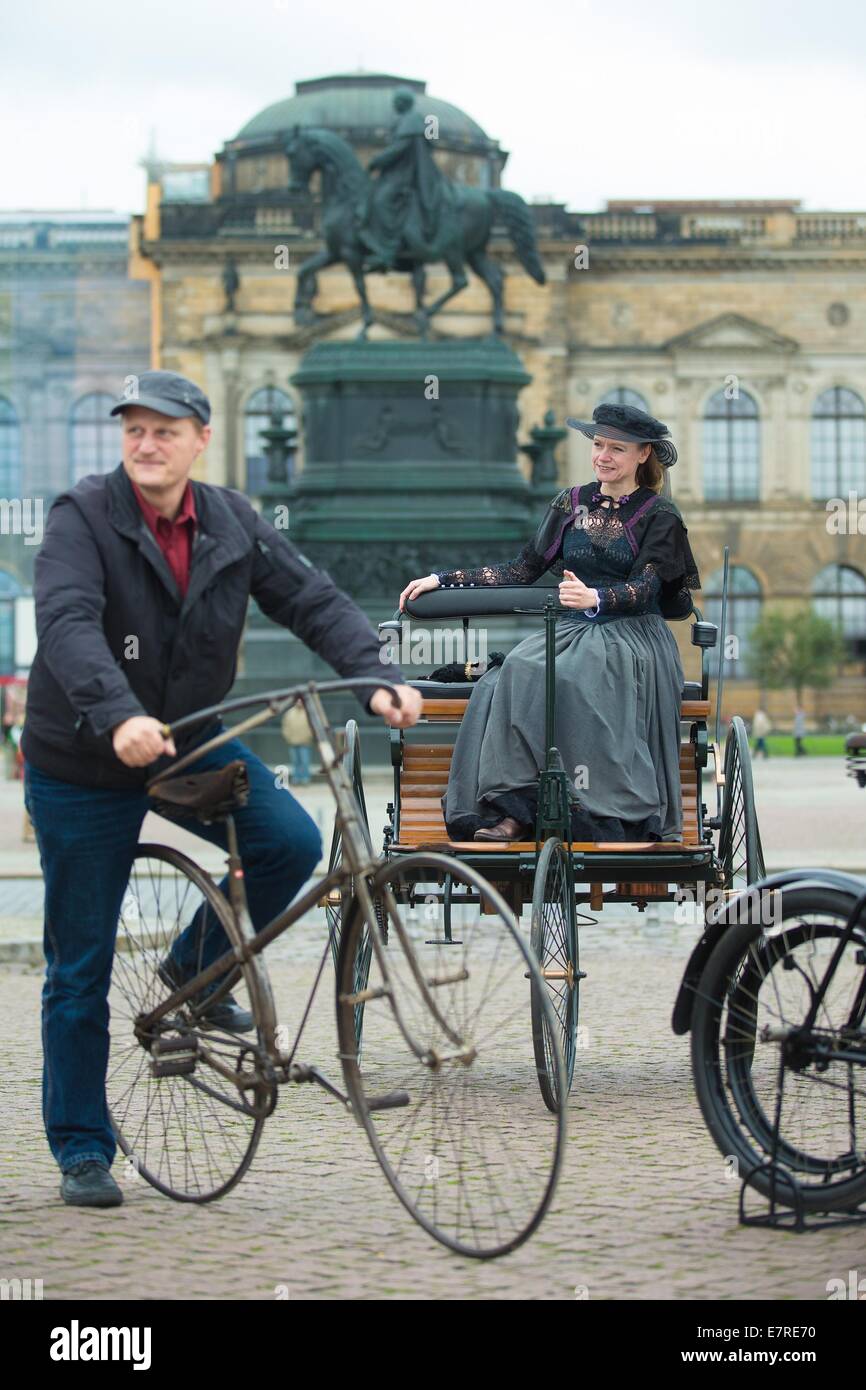 Dresde, Allemagne. Sep 23, 2014. Simone Boehme (R) habillé comme Bertha Benz présente une reproduction de la 1895 Mobile Benz en face de l'Opéra Semper de Dresde, Allemagne, 23 septembre 2014. L'automobile est de prendre part à la collecte de véhicules anciens, 'Saxonia 100, ' qui ont lieu entre le 3 octobre et le 5 octobre à Berlin cette année. Les véhicules qui sont au moins cent ans se réuniront ici pour une visite de groupe. Photo : Oliver Killig/dpa/Alamy Live News Banque D'Images