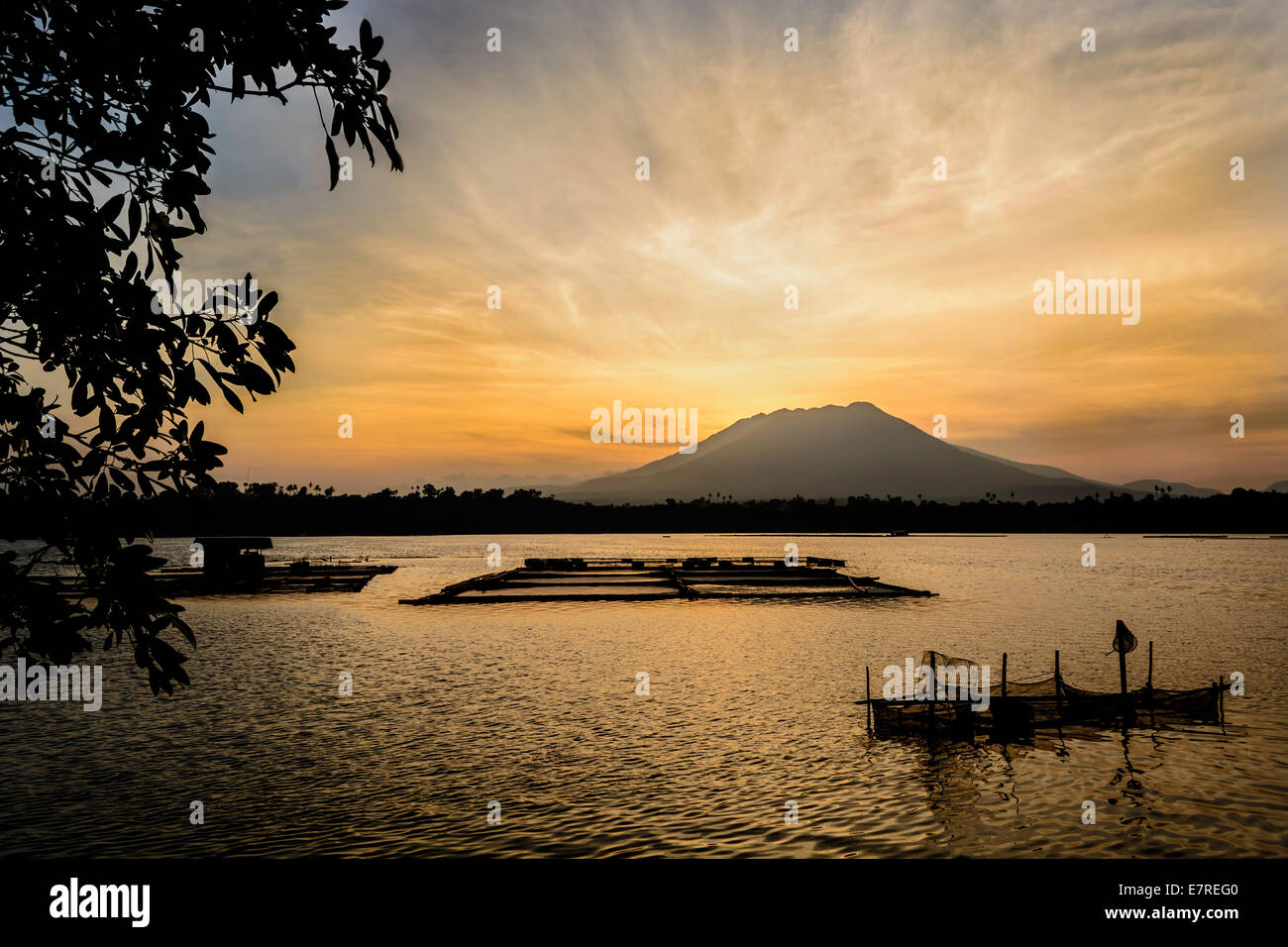 Lever du soleil campagne rivière, tourné dans une région éloignée, Philippines Banque D'Images