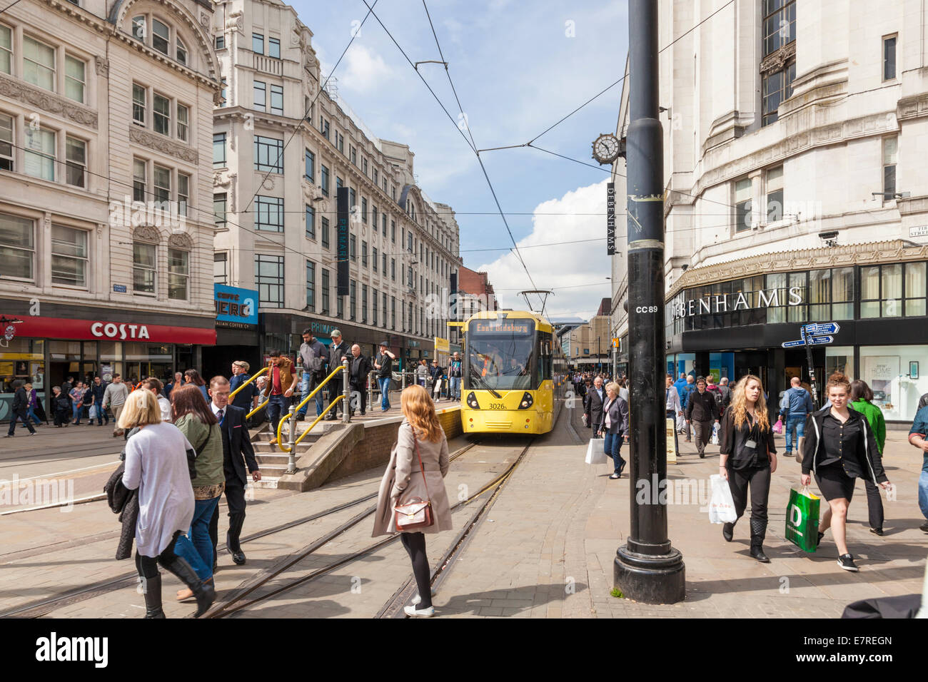 Les gens shopping et tramway Metrolink sur l'animée rue du marché dans le centre-ville de Manchester, Angleterre, RU Banque D'Images