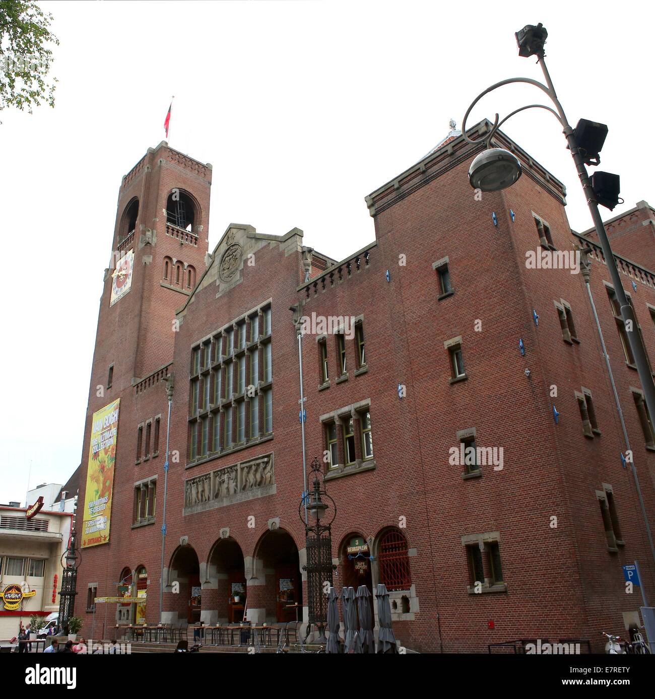 Beurs van Berlage (1896-1903) bâtiment sur le Damrak, centre d'Amsterdam. Anciennement un échange de marchandises. Vertical (croix) Banque D'Images