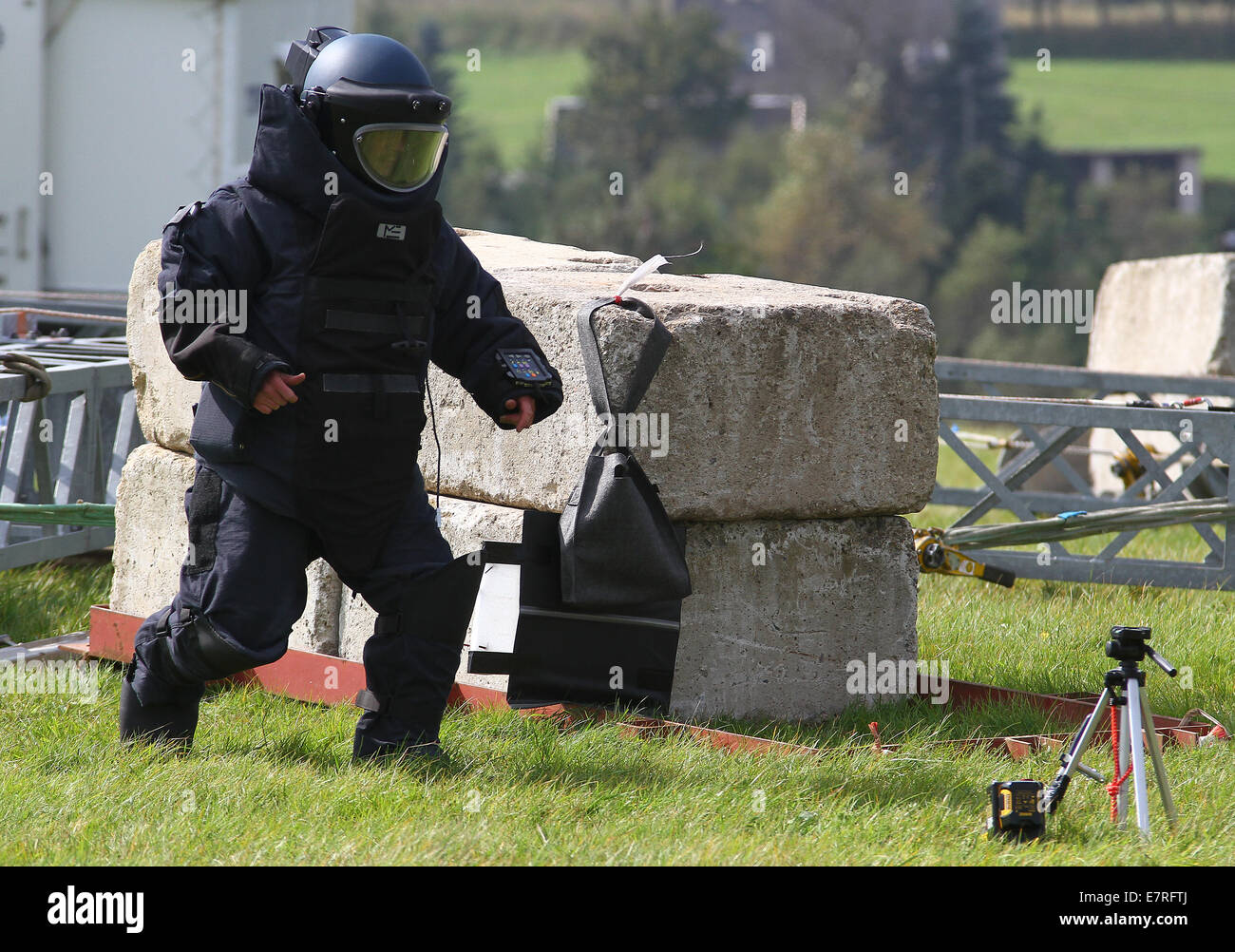 Une situation d'urgence complexe exercice d'Allemand et tchèque de secouristes dans une ligne d'alimentation d'électricité près de Hora Sv. Sebastiana, République tchèque, le 16 septembre 2014. Autour de 200 experts participent à l'exercice de sécurité international unique impliquant l'échec des grilles d'alimentation droit percer par réseau électrique tchèque CEPS de l'opérateur et opérateur allemand 50Hertz. (CTK Photo/Ondrej Hajek) Banque D'Images