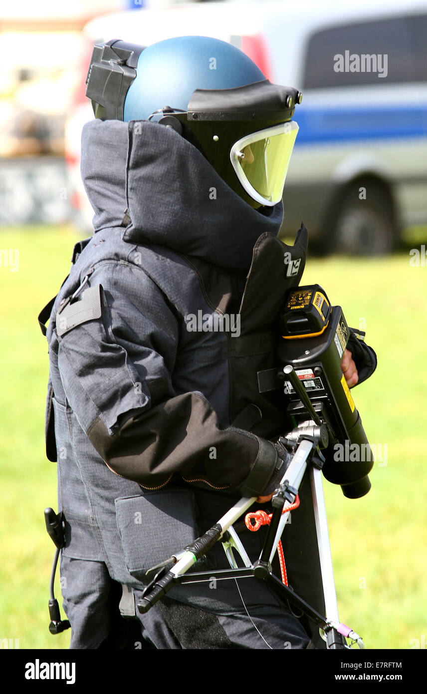 Une situation d'urgence complexe exercice d'Allemand et tchèque de secouristes dans une ligne d'alimentation d'électricité près de Hora Sv. Sebastiana, République tchèque, le 16 septembre 2014. Autour de 200 experts participent à l'exercice de sécurité international unique impliquant l'échec des grilles d'alimentation droit percer par réseau électrique tchèque CEPS de l'opérateur et opérateur allemand 50Hertz. (CTK Photo/Ondrej Hajek) Banque D'Images