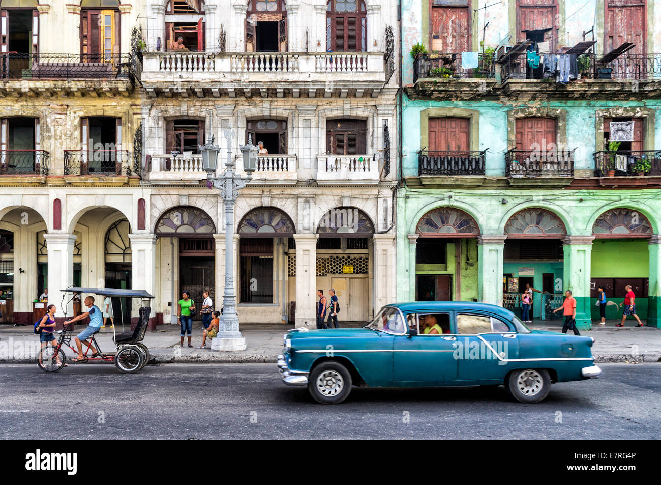 Scène de rue avec voiture d'époque et bâtiments usés à La Havane, Cuba. Banque D'Images