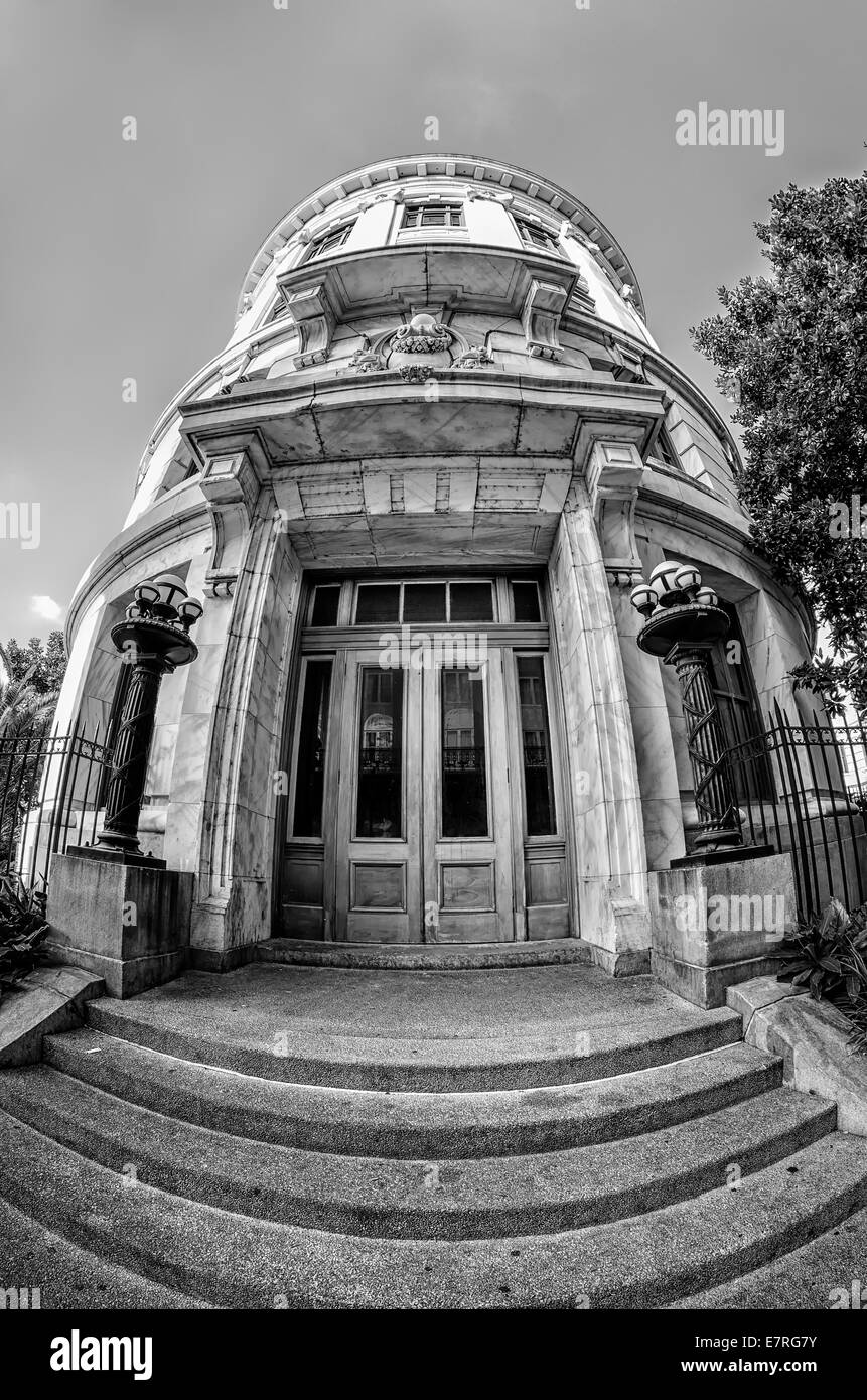 Entrée latérale de l'Édifice de la Cour suprême de la Louisiane dans le quartier français de la Nouvelle Orléans en Louisiane aux USA en B&W Banque D'Images