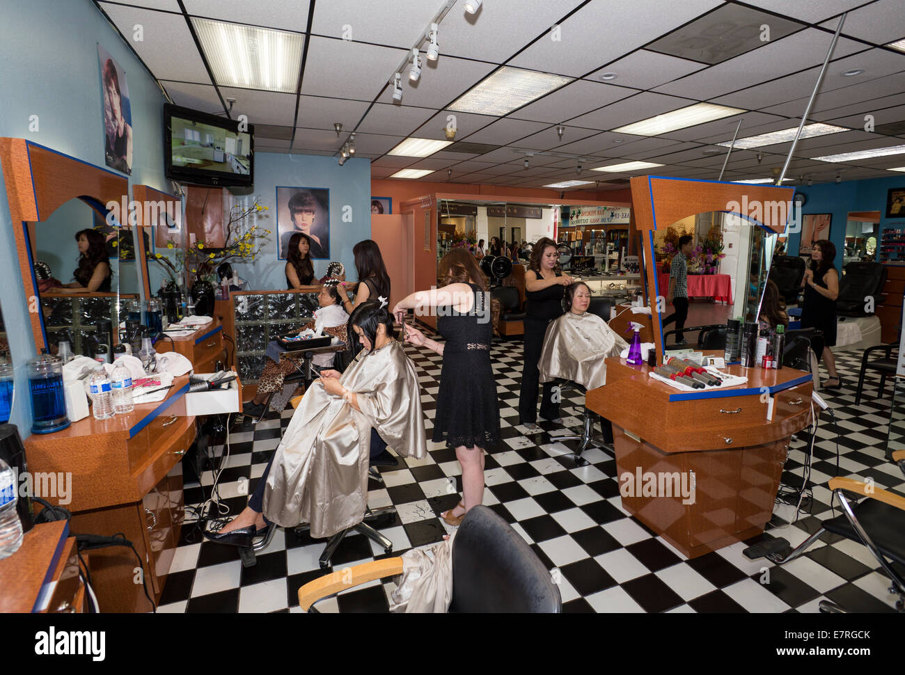 Les femmes Vietnamese-American, coiffeurs, salon de coiffure, de travail, de l'Asie Garden Mall, City of westminster, Orange County, Californie Banque D'Images