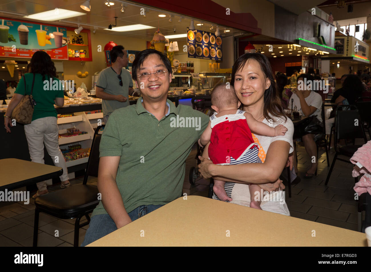 Vietnamese-Americans, mère, père, enfant, fille, Asian Garden Mall, City of westminster, Orange County, Californie Banque D'Images