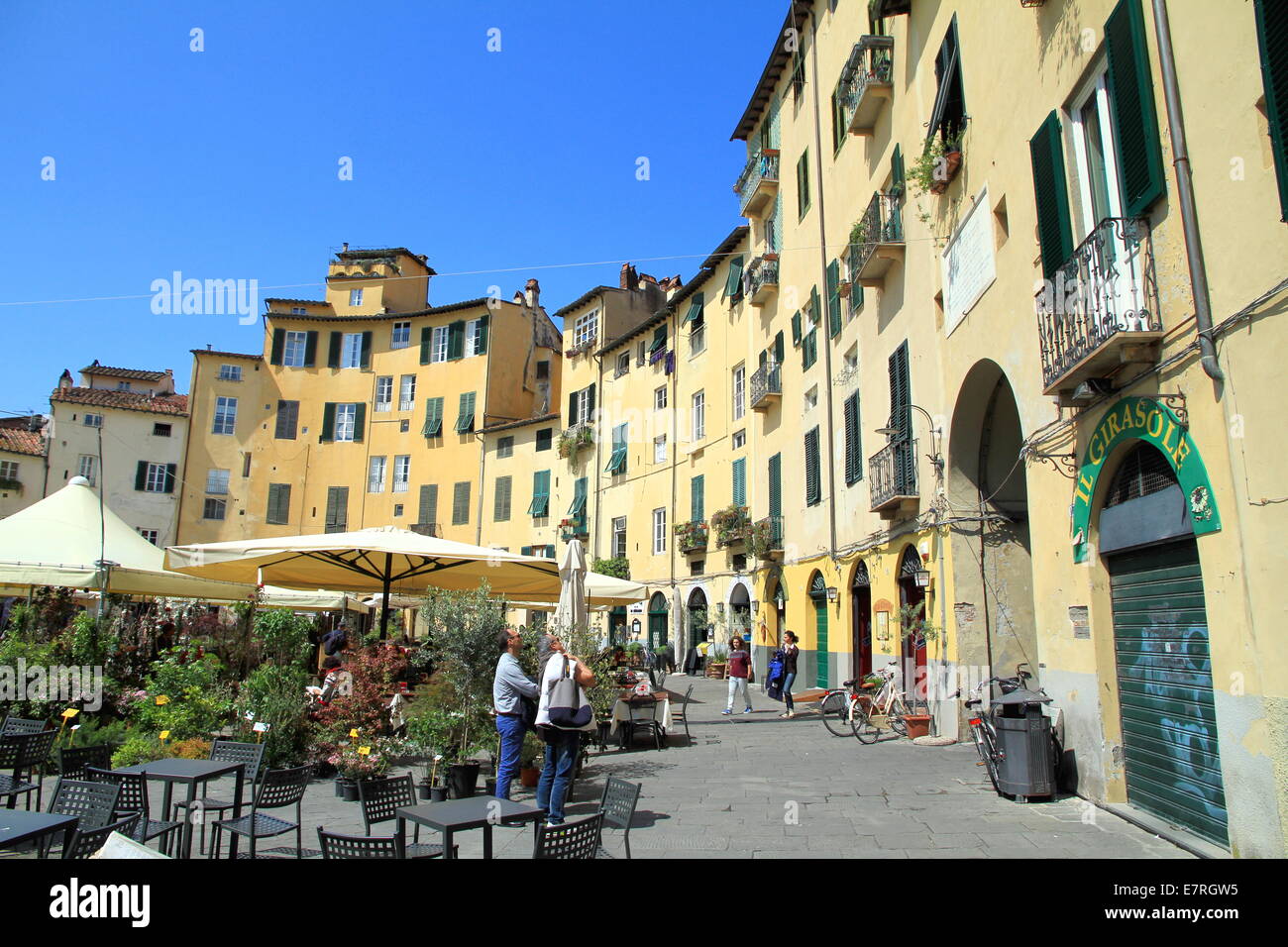 Vue sur la Piazza dell'Anfiteatro à Lucca, Italie Banque D'Images