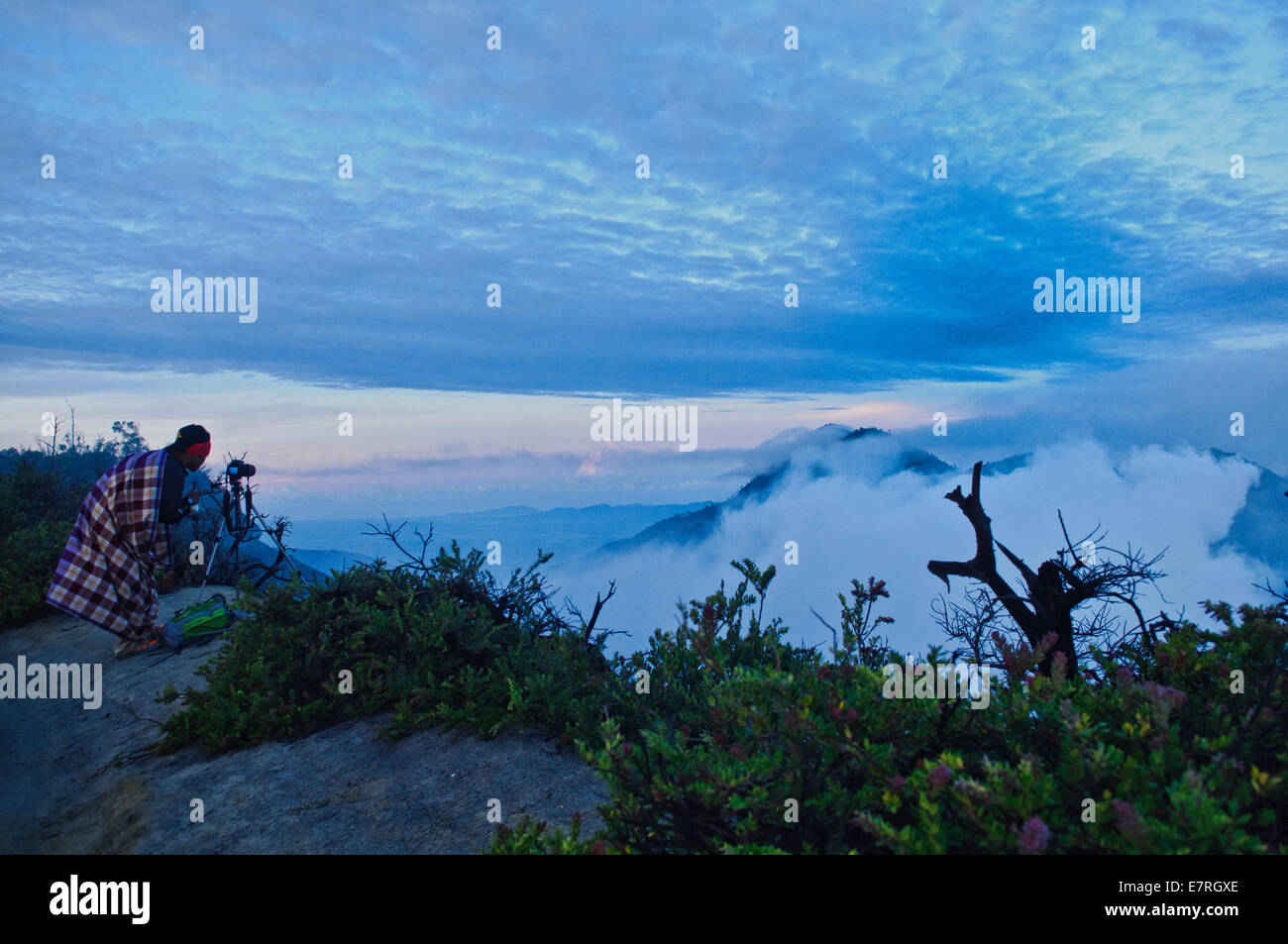 Un photographe sur le sommet du mont Kawah Ijen à Java Est, Indonésie Banque D'Images