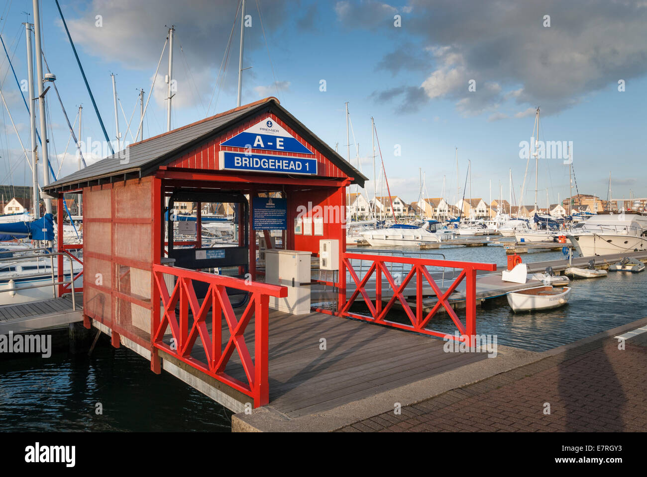 À la porte de pont jetée de Port Solent Marina. Banque D'Images