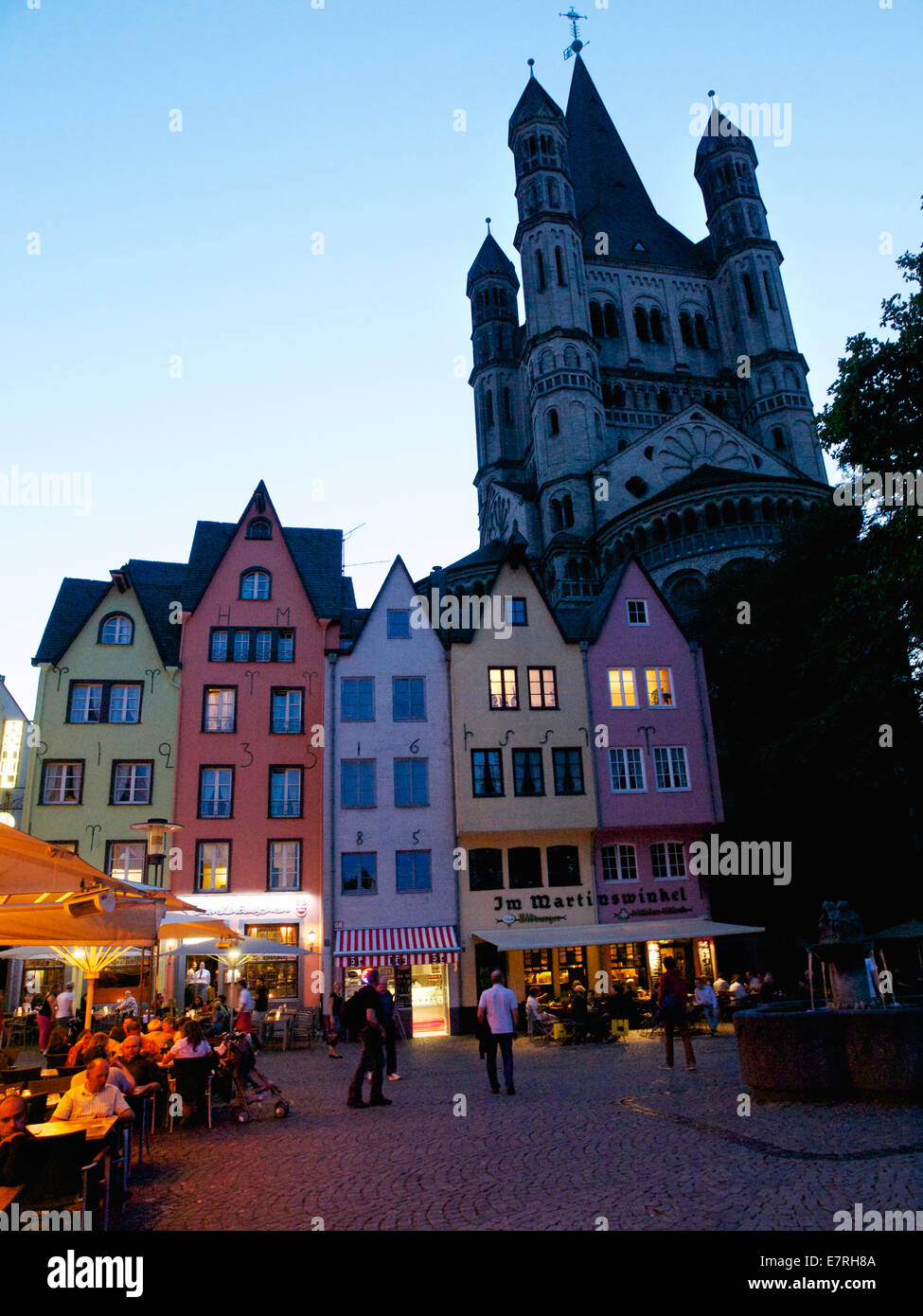 Poissons Fischmarkt place du marché avec l'église Saint Martin à la tombée de la tour de Cologne, NRW, Allemagne Banque D'Images