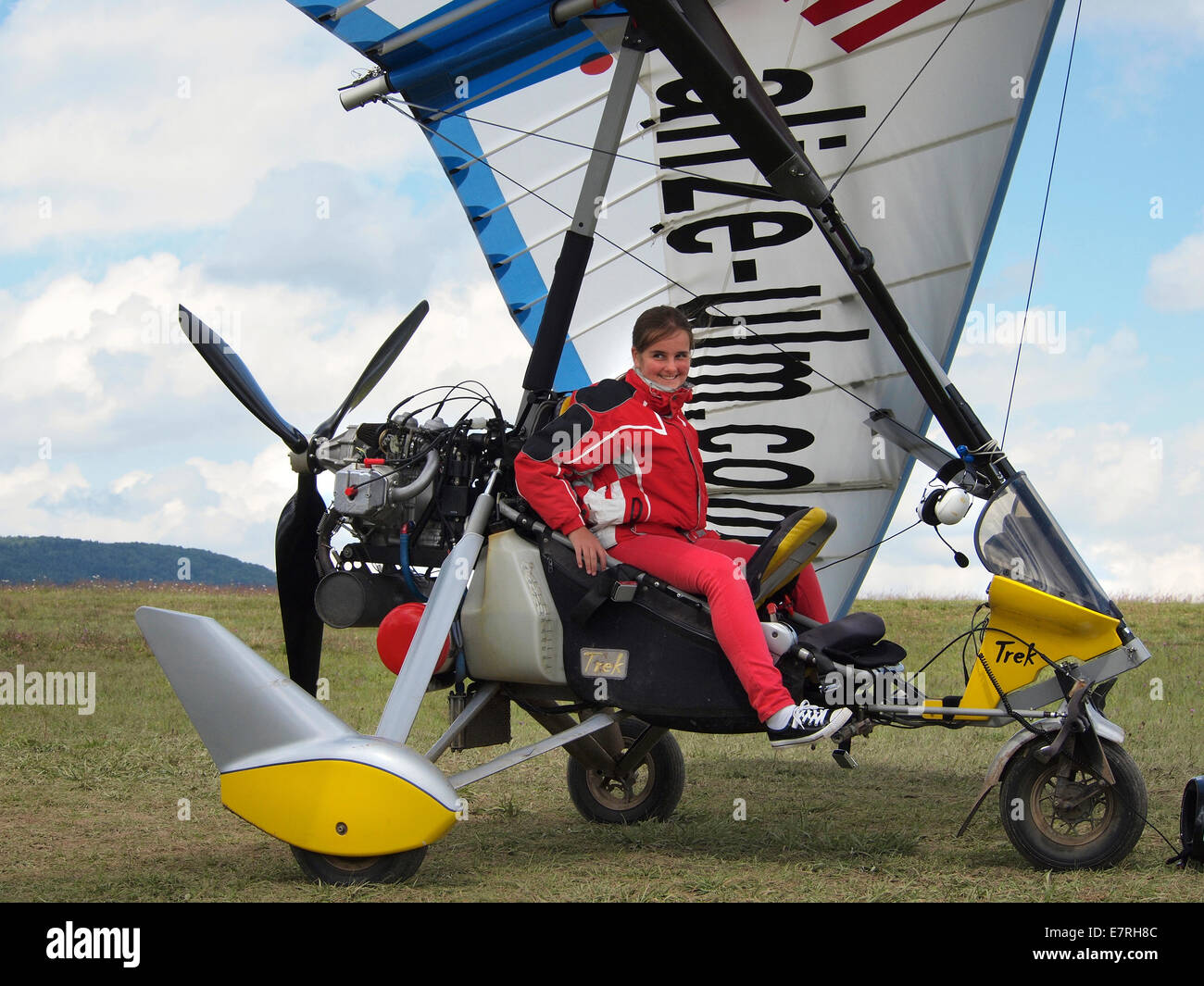 Avion ultra-léger sur le terrain avec l'enfant dans le siège passager souriant, Jura, France Banque D'Images