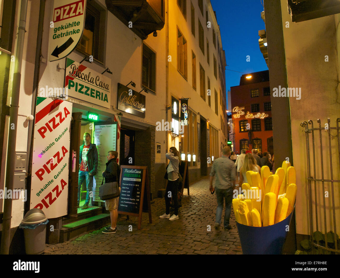 Des choix alimentaires à Cologne nightlife, pizza, frites, ou restaurant de luxe. Cologne, NRW, Allemagne Banque D'Images