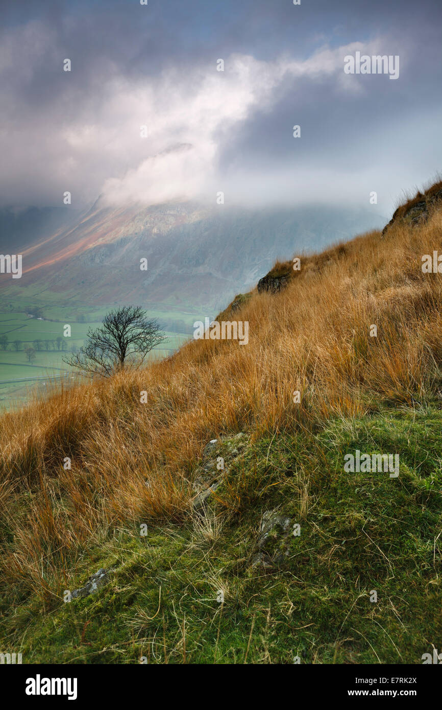 Nuage de compensation sur les Langdale Pikes, Lake District, Cumbria, Royaume-Uni Banque D'Images