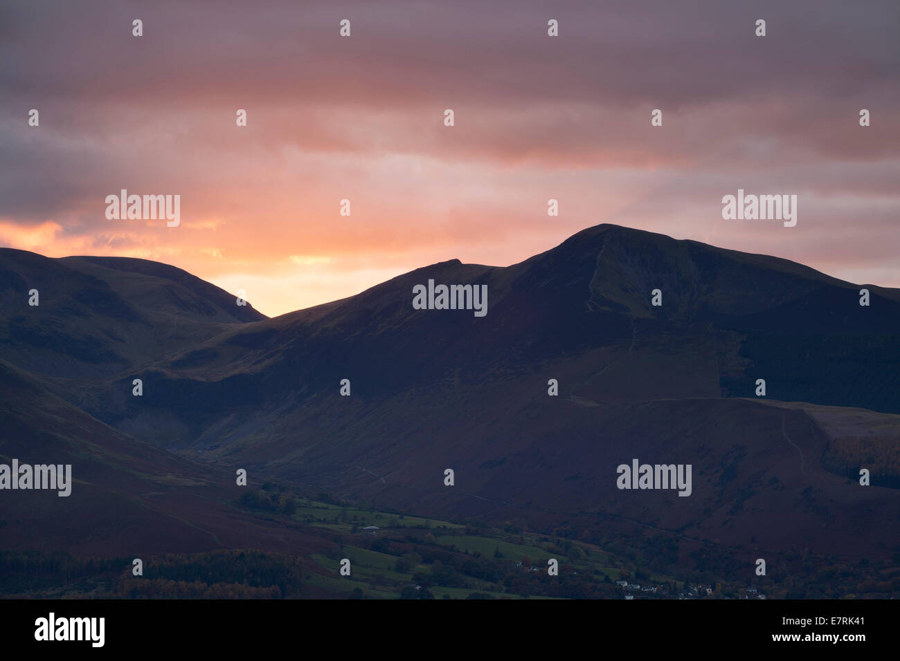 Vue vers Grisdale Pike et Hopegill La Tête au coucher du soleil, Lake District, Cumbria, Royaume-Uni Banque D'Images