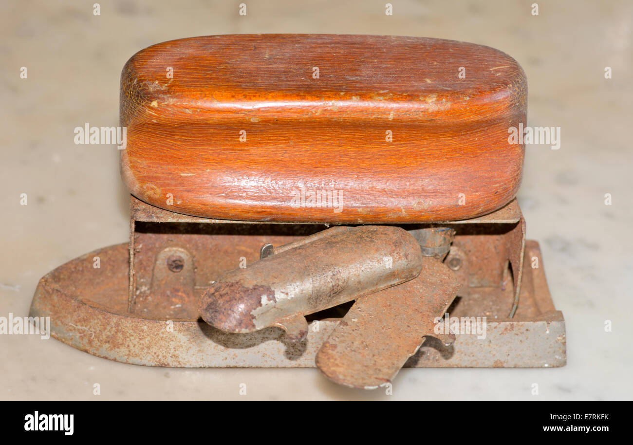 FER A REPASSER (Vintage Travel Iron) - Acier, Bois FER A REPASSER (Vintage Travel Iron) - Acier, Bois