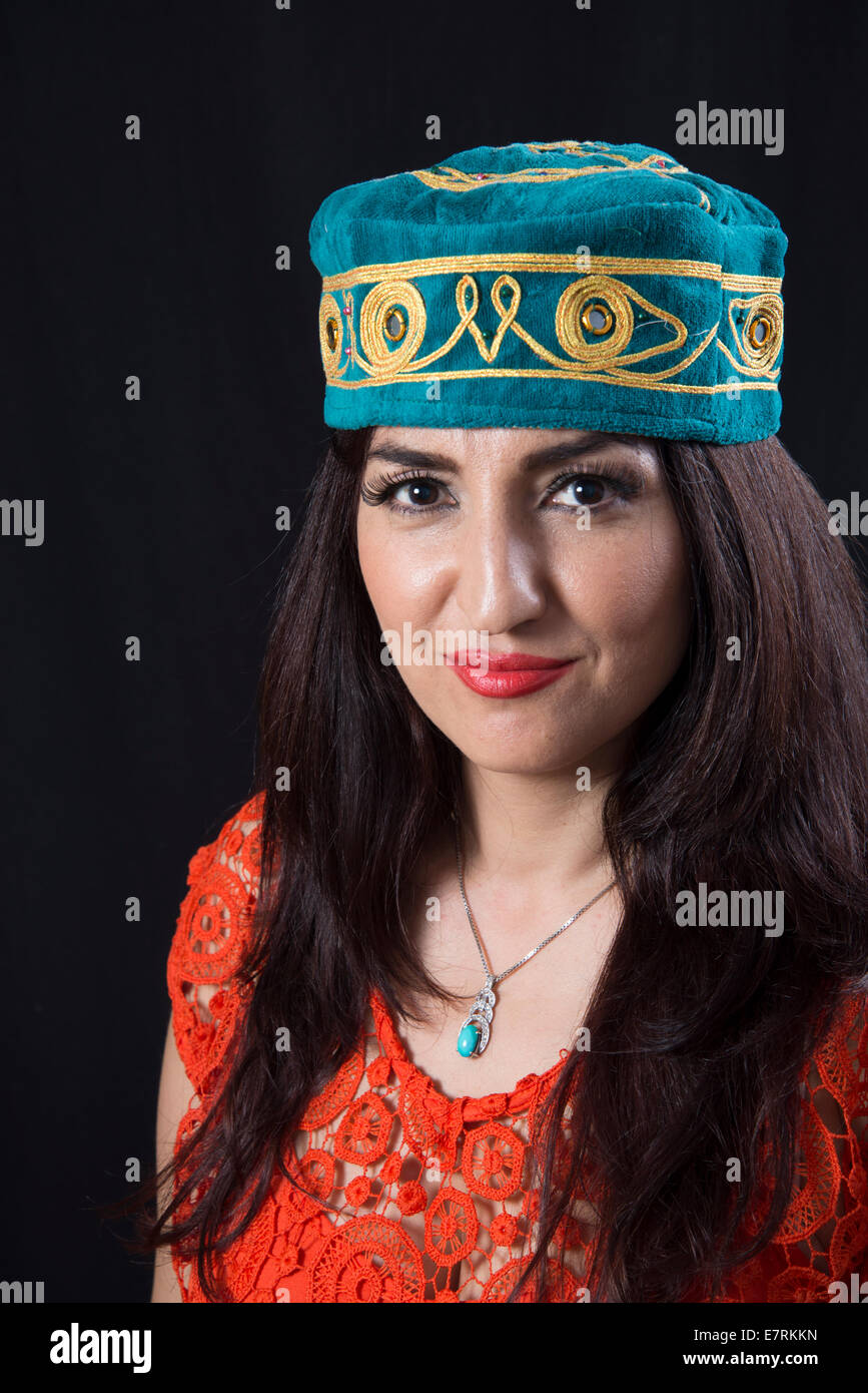 Femme portant chapeau traditionnel du Moyen-Orient Banque D'Images