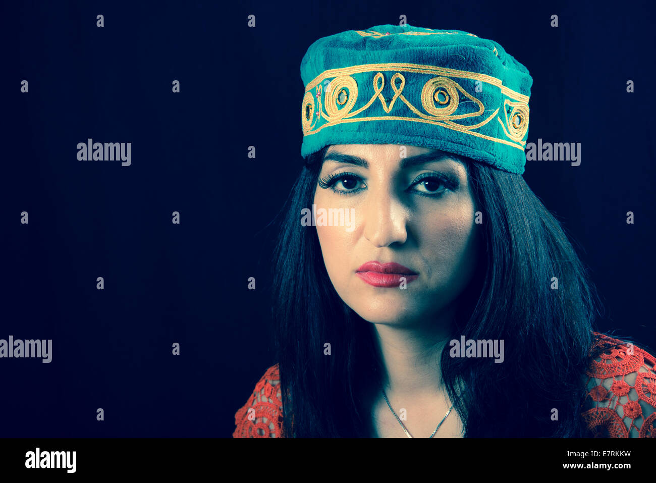 Femme portant chapeau traditionnel du Moyen-Orient Banque D'Images
