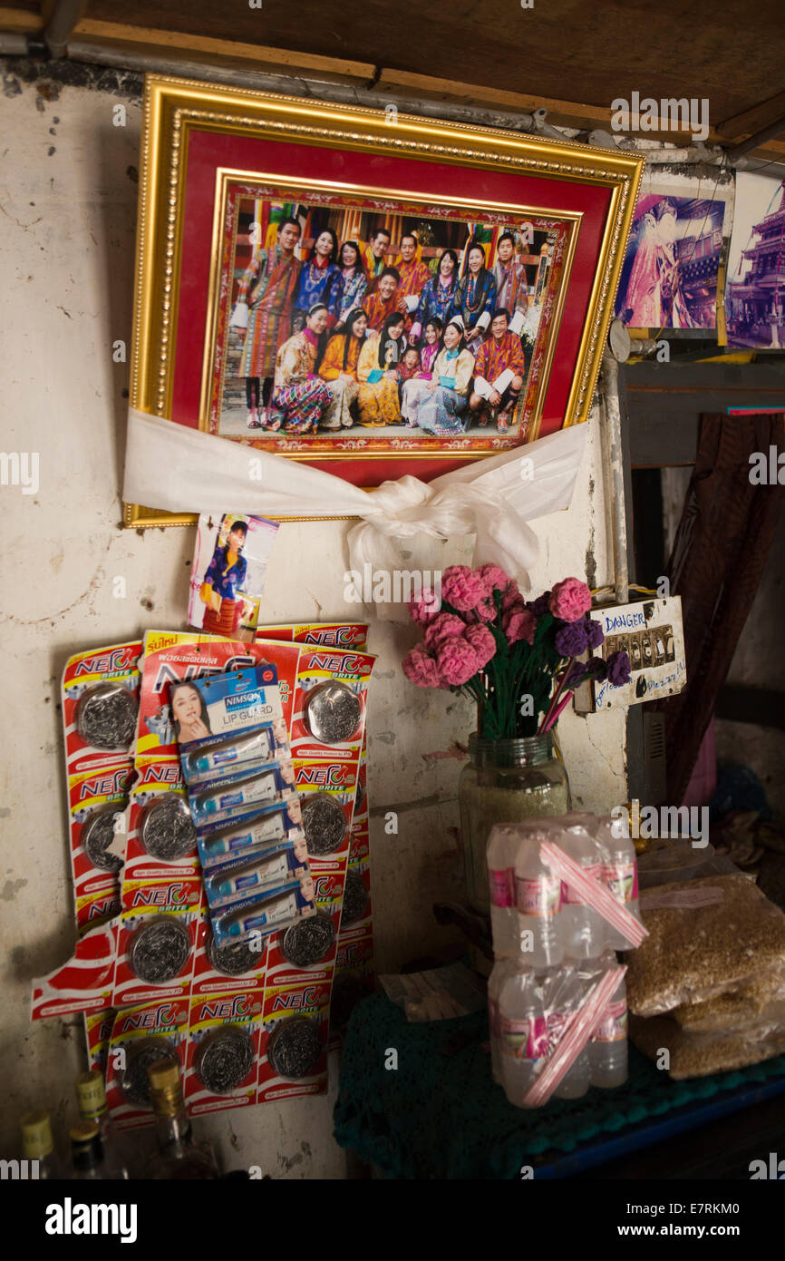 L'est du Bhoutan, Trashigang, Duksum, bazar, photo de famille royale accroché à l'intérieur de shop Banque D'Images