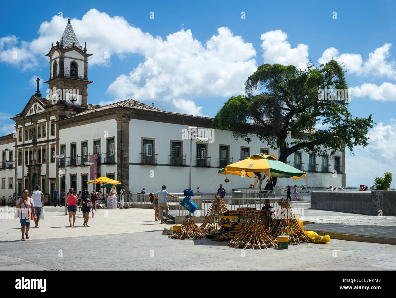 Brésil, Salvador, Praca da se, un vendeur d'instruments de musique et l'église de Misericordia dans l'arrière-plan Banque D'Images