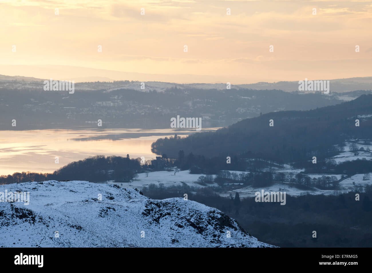 Windermere de Loughrigg est tombée au lever du soleil, Lake District, Cumbria, Royaume-Uni Banque D'Images